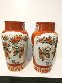 Par de antigas jarras asiáticas em porcelana esmaltada e assinada