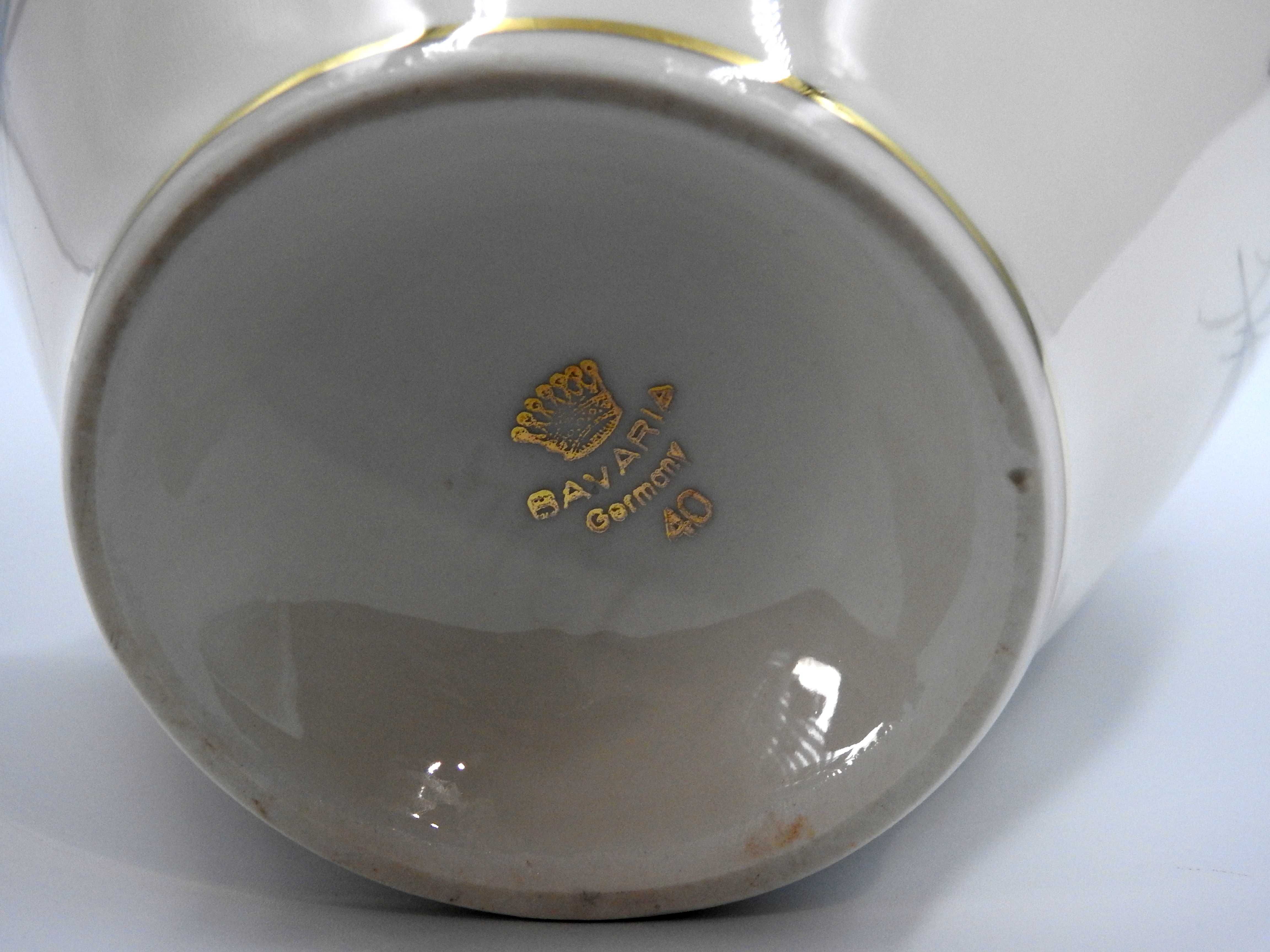 Piękny porcelanowy kremowy wazon sygnowany- niemiecki