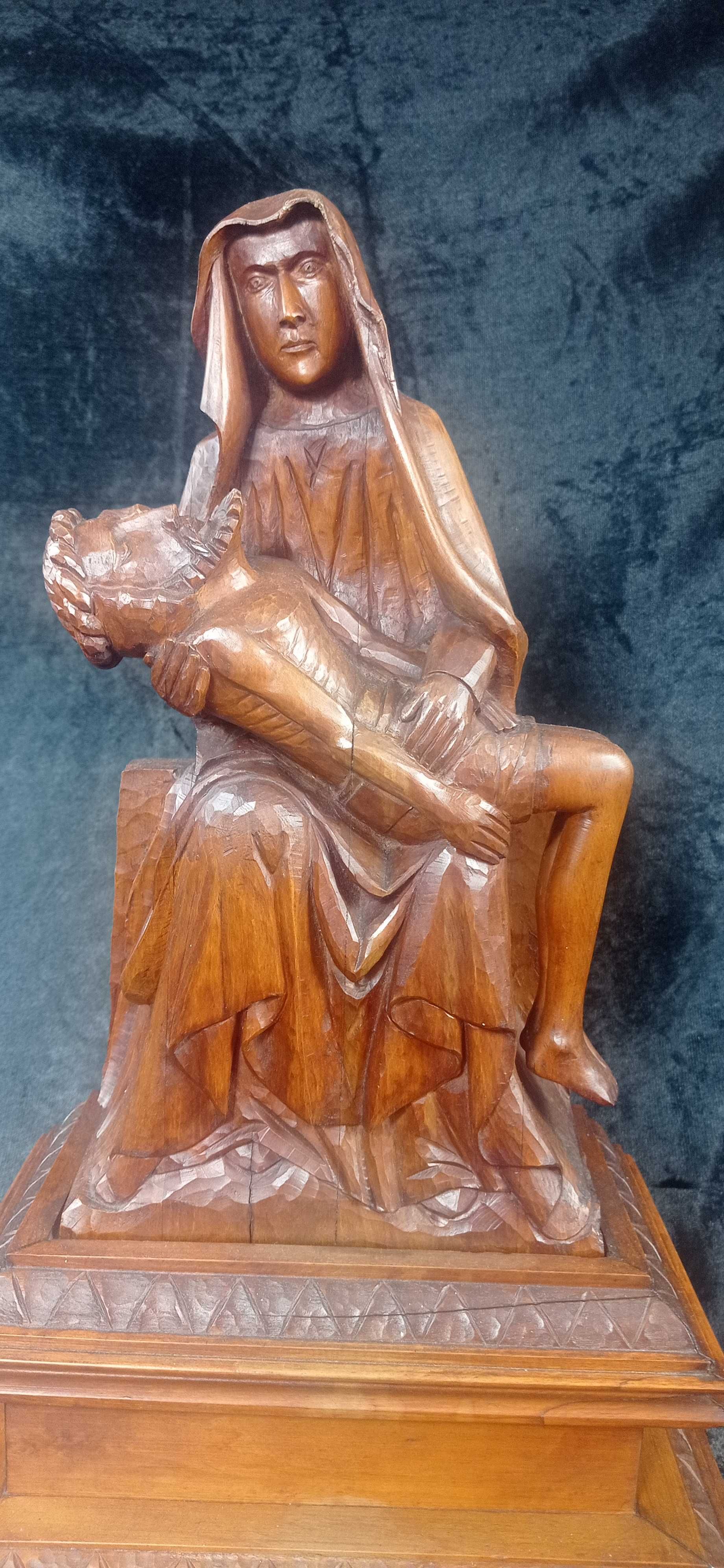 Pieta duża rzeźba przedstawiająca Matkę Boską z synem bożym