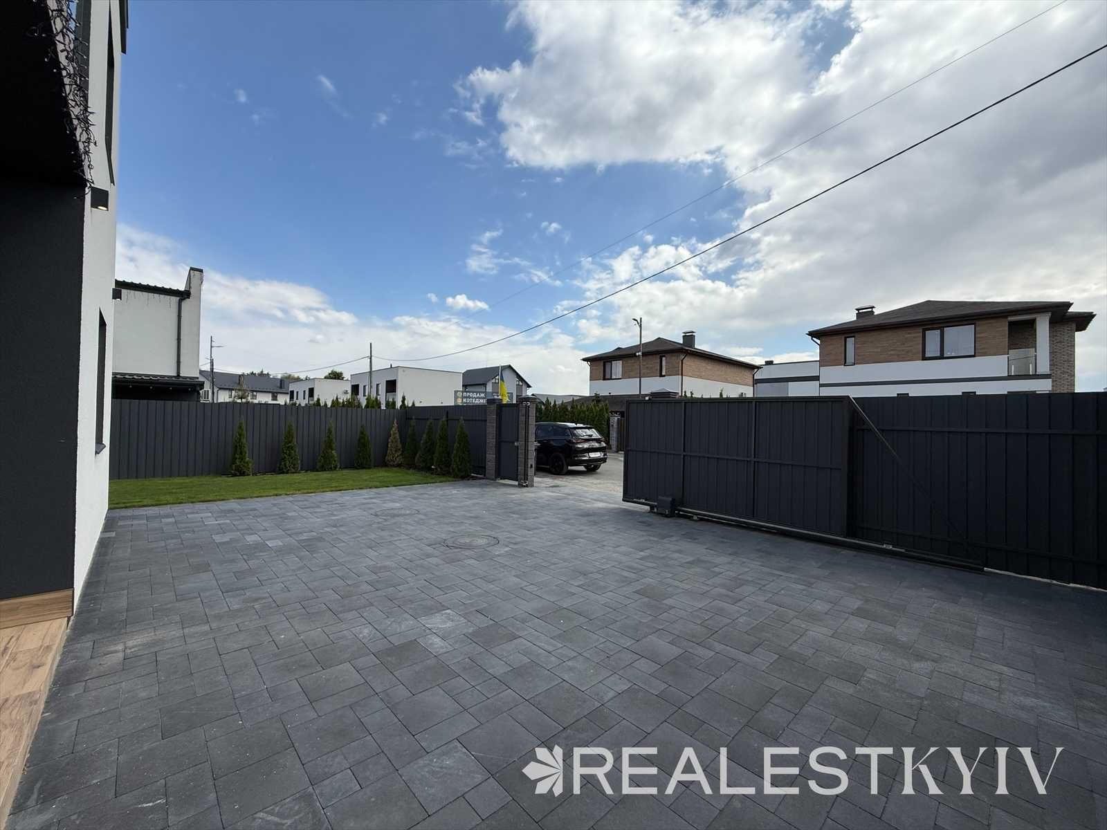 Сучасний будинок з ремонтом і меблями на Осокорках (Osokor Residence)