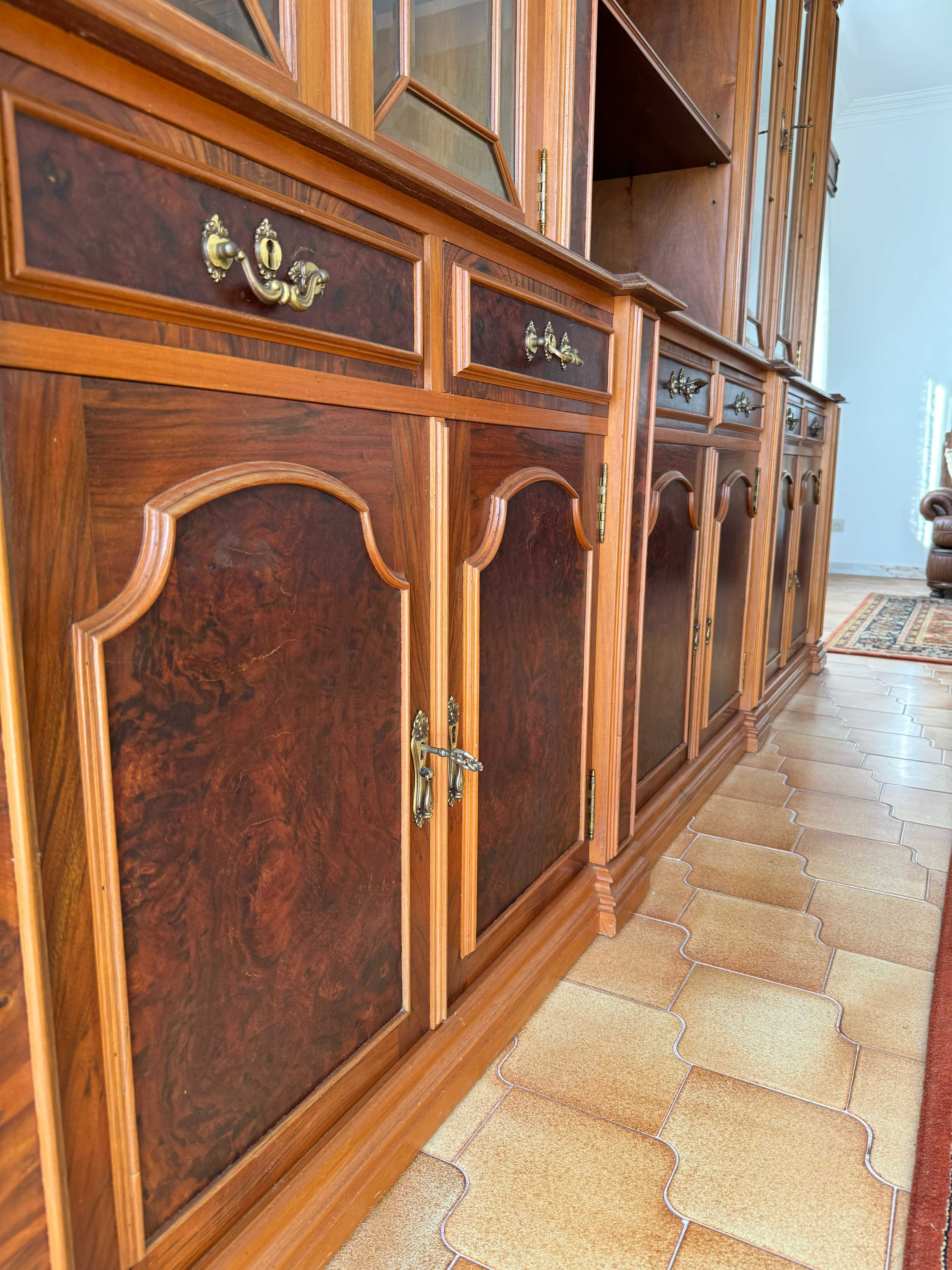 Móvel de Sala em Nogueira – Elegante e em Ótimo Estado