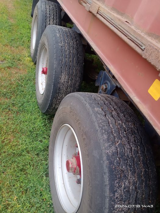 Контейнеровоз напівпричіп