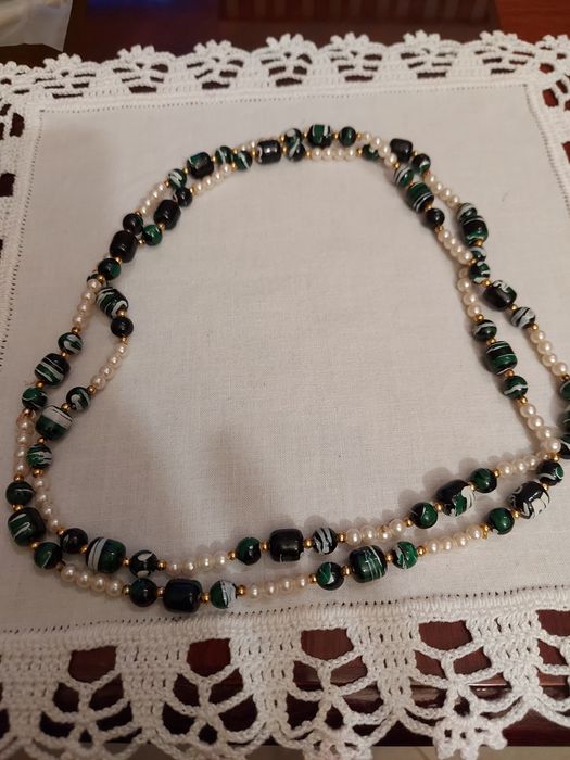 Colar Vintage de Pérolas e peças Pretas, Verdes e Douradas.