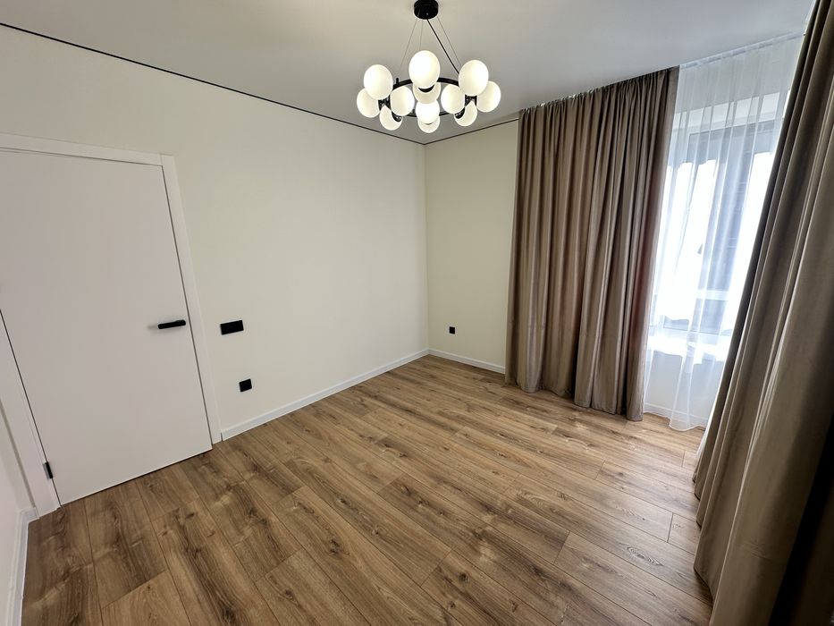 Продаю 2к з кухнею студією біля озера.