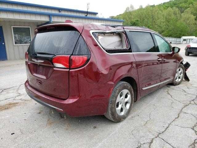 Chrysler Pacifica z 2017 roku.