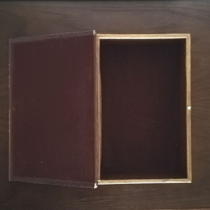 Caixa em forma de livro antigo