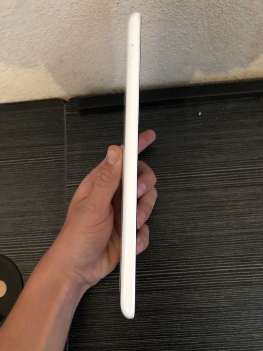 Продам планшет Xiaomi Mi Pad с  чехлом (батарея плохая)