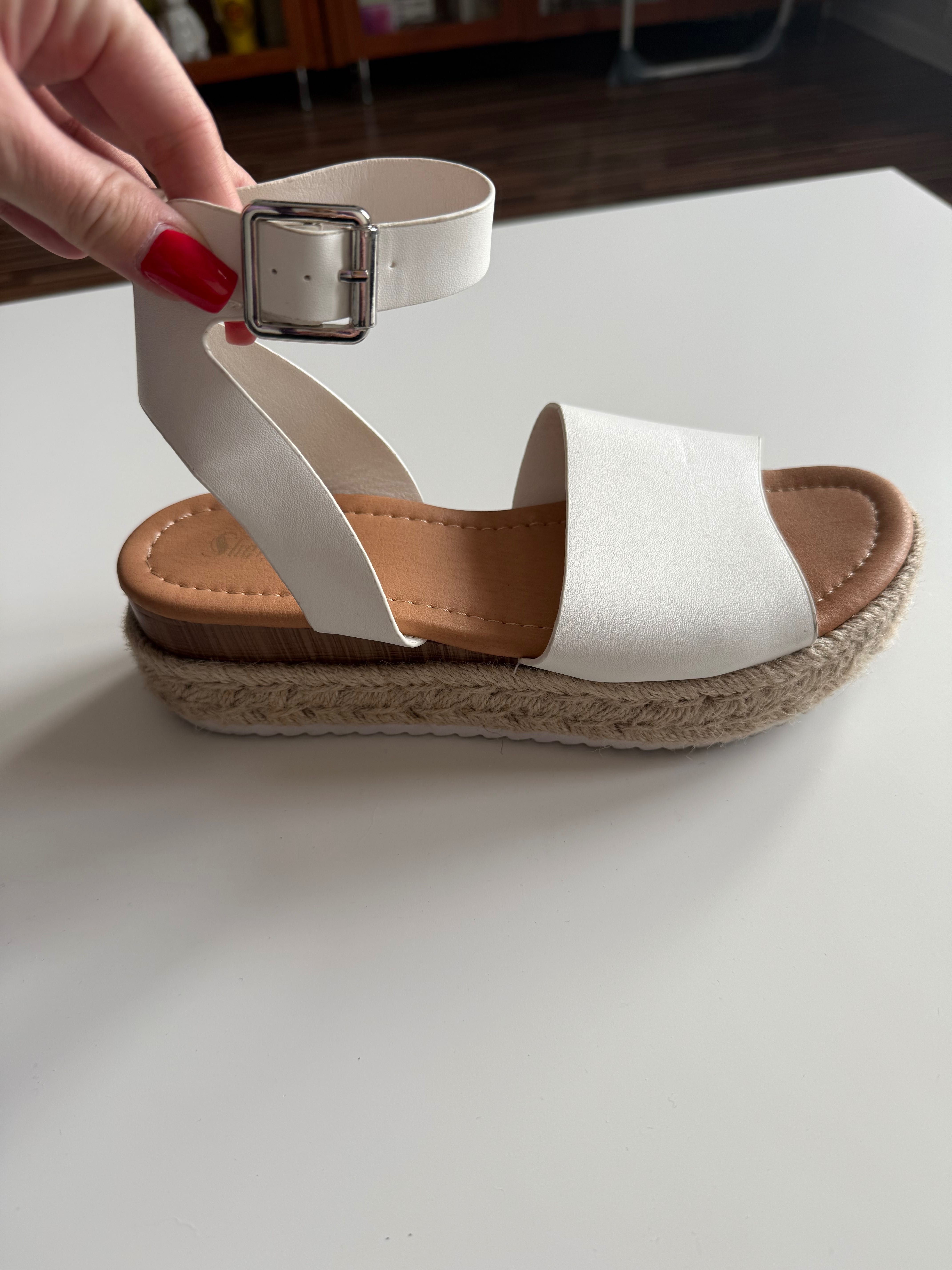 Buty ślubne lub buty na zmianę sandały