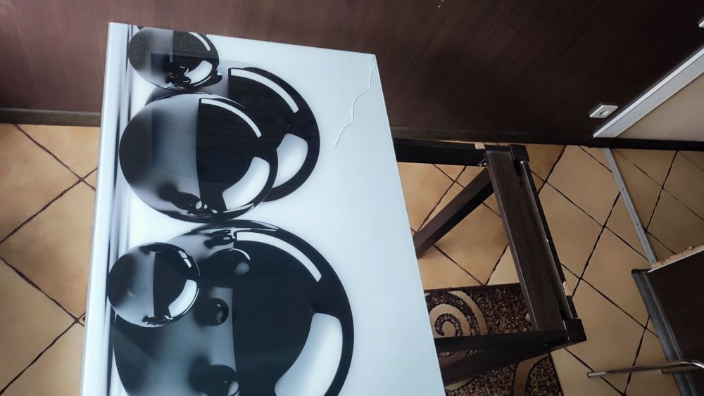 Стол кухонный и стулья