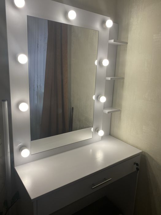 Столик для макіяжу