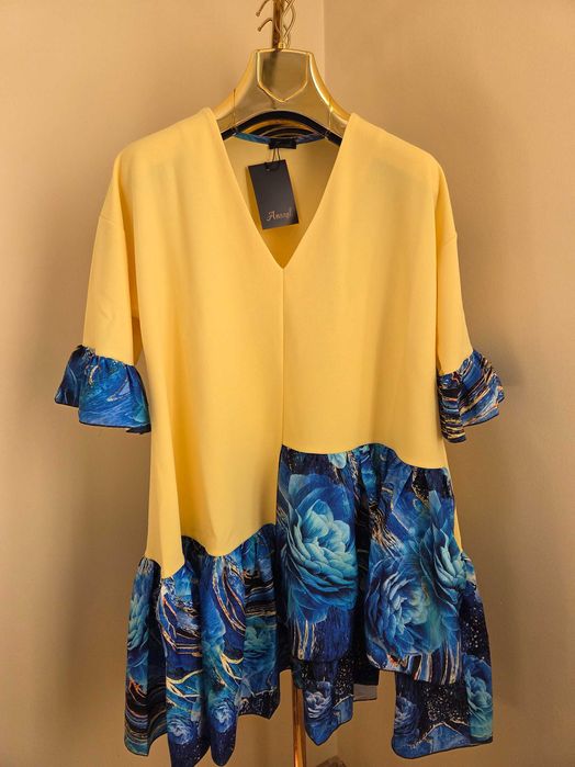 Sukienka modna i szykowna z falbanami.