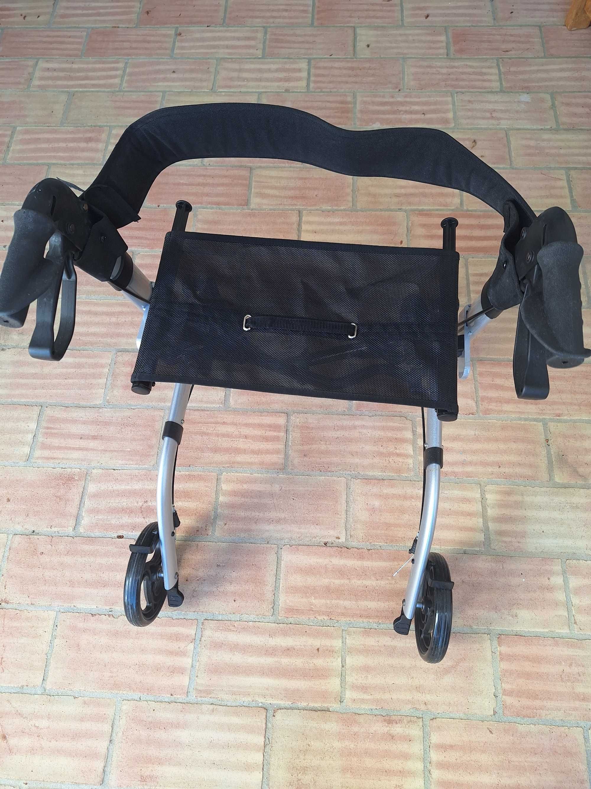 Andarillho com assento dobrável para exterior