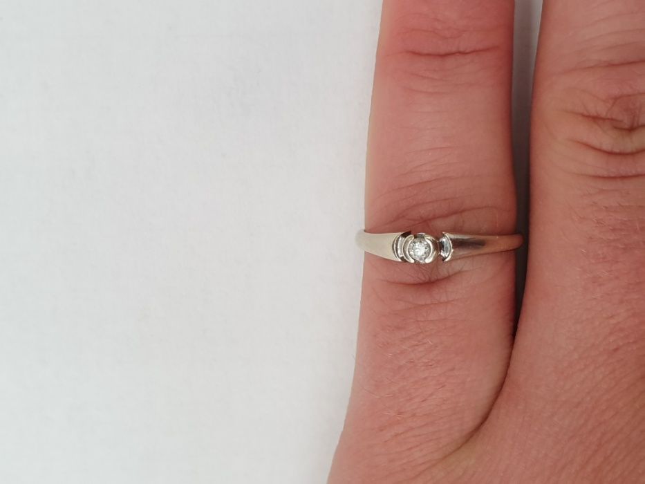 Piękny złoty pierścionek/ 585 + brylant 0.04 CT/ 1.3 gram/ R11/ sklep