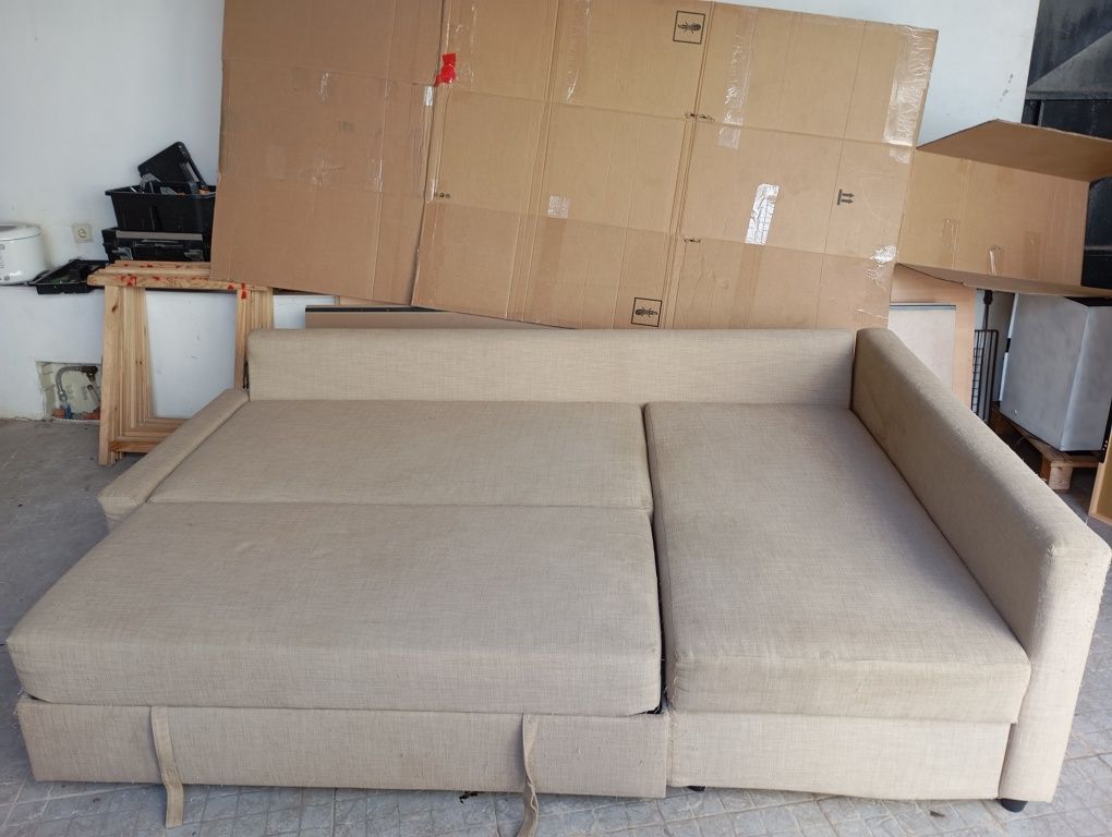 Sofá com chaise longue , baú e que se transforma em cama.