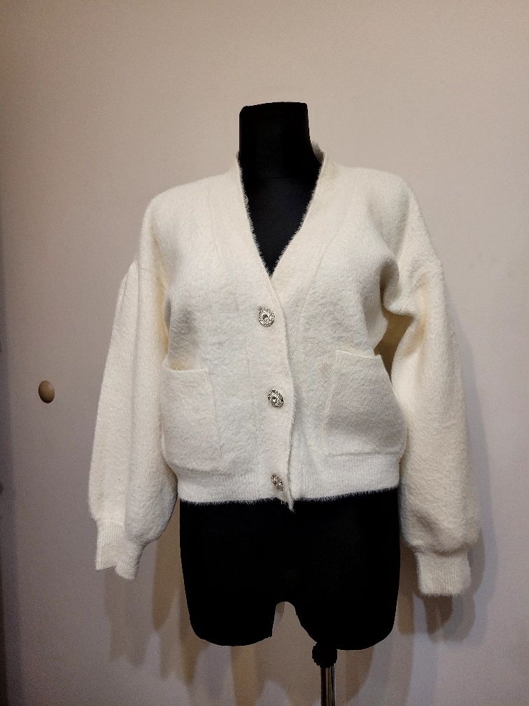 Sweter bluza kardigan biały kremowy na guziki dekoracyjne oversize