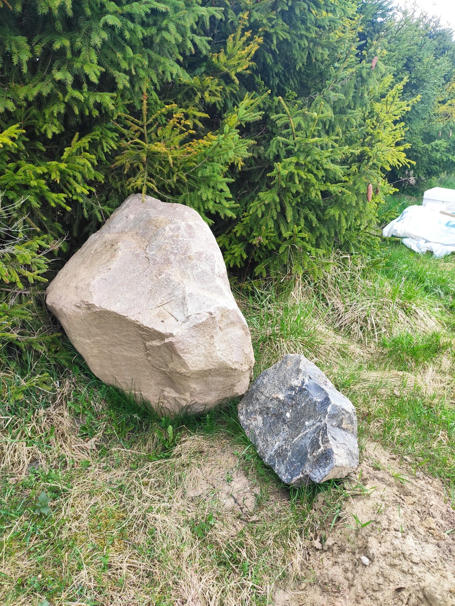 Głazy kamienie ozdobne do ogrodu