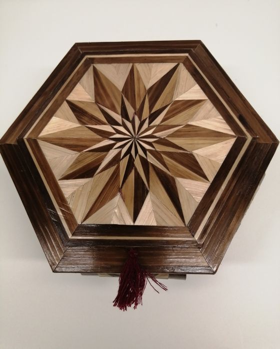 Szkatułka kasetka ręcznie robiona ze słomy.