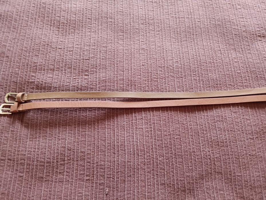 Dois cintos em camel