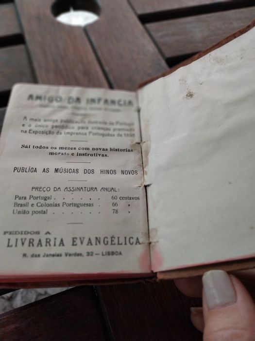 Livro antigo intitulado "Salmos e Hinos", publicado pela Livraria Evan