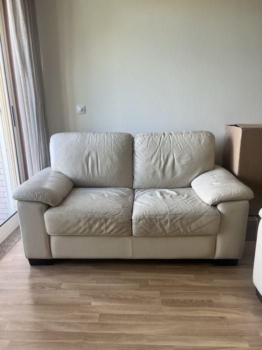 Dois sofas em pele beges