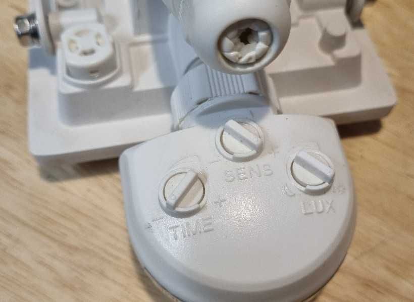 Lampa LED 10W - naświetlacz garażowy z czujnikiem ruchu