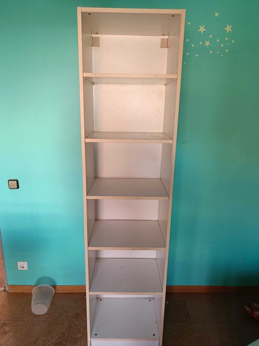 Duas estantes brancas