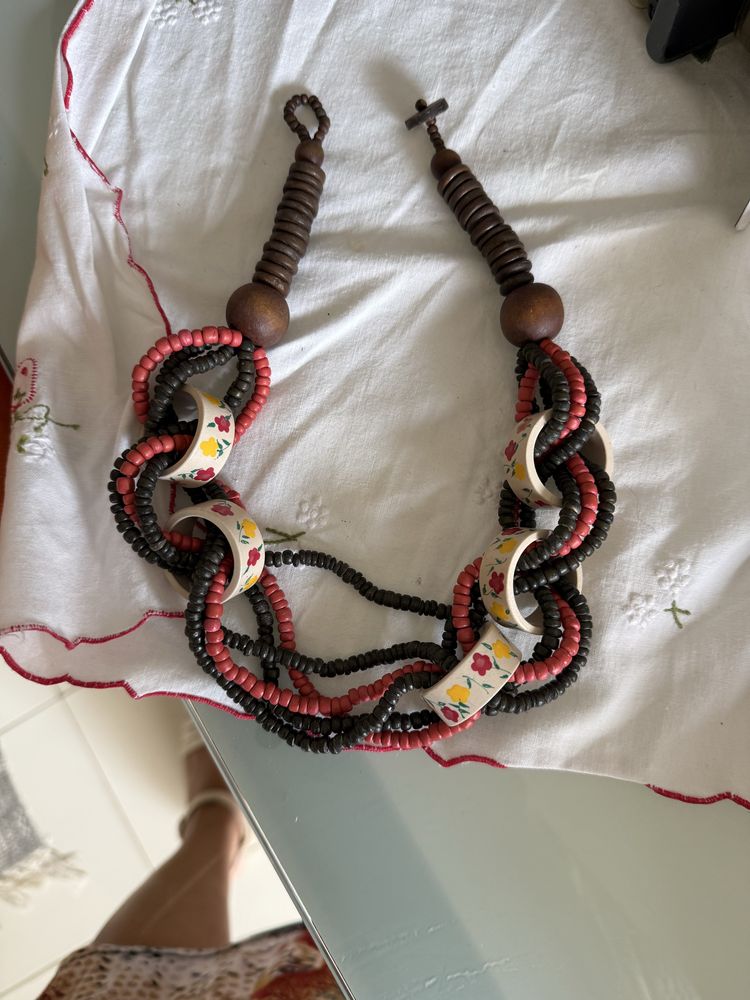 Colar com argolas e fecho com botao em couro