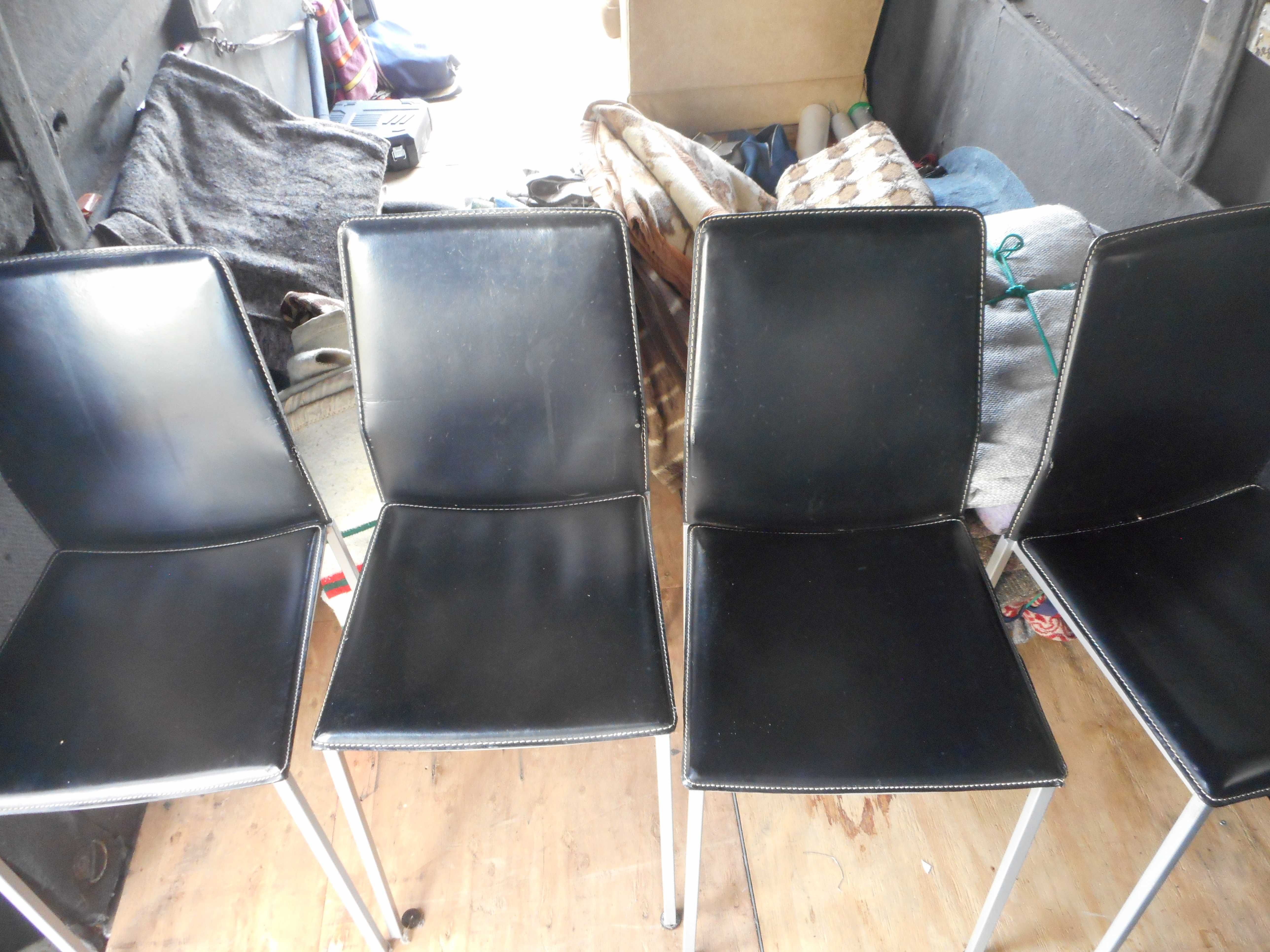 4 cadeiras em couro