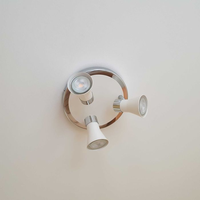 Sufitowa lampa po demontażu