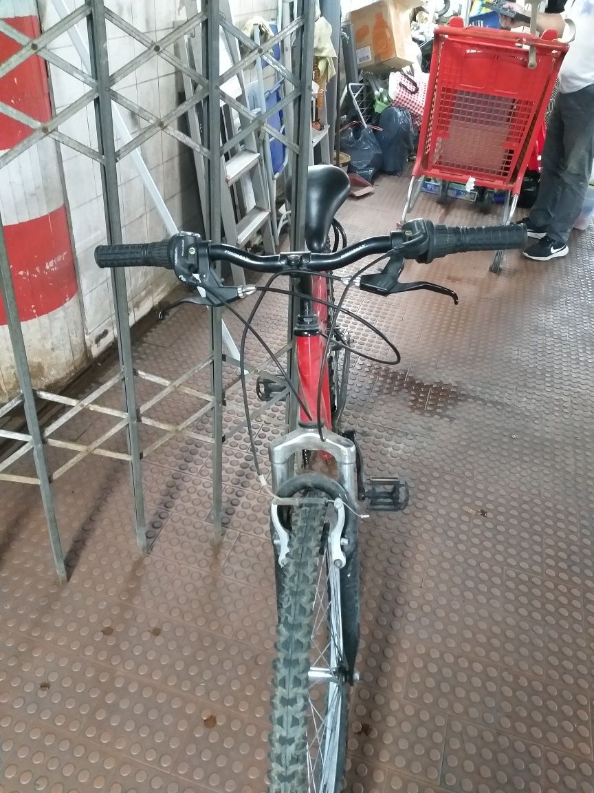 Bicicleta roda 26 montanha com amortecedor impecável.