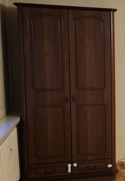 Pojemna szafa dwudrzwiowa z litego drewna – klasyczny styl