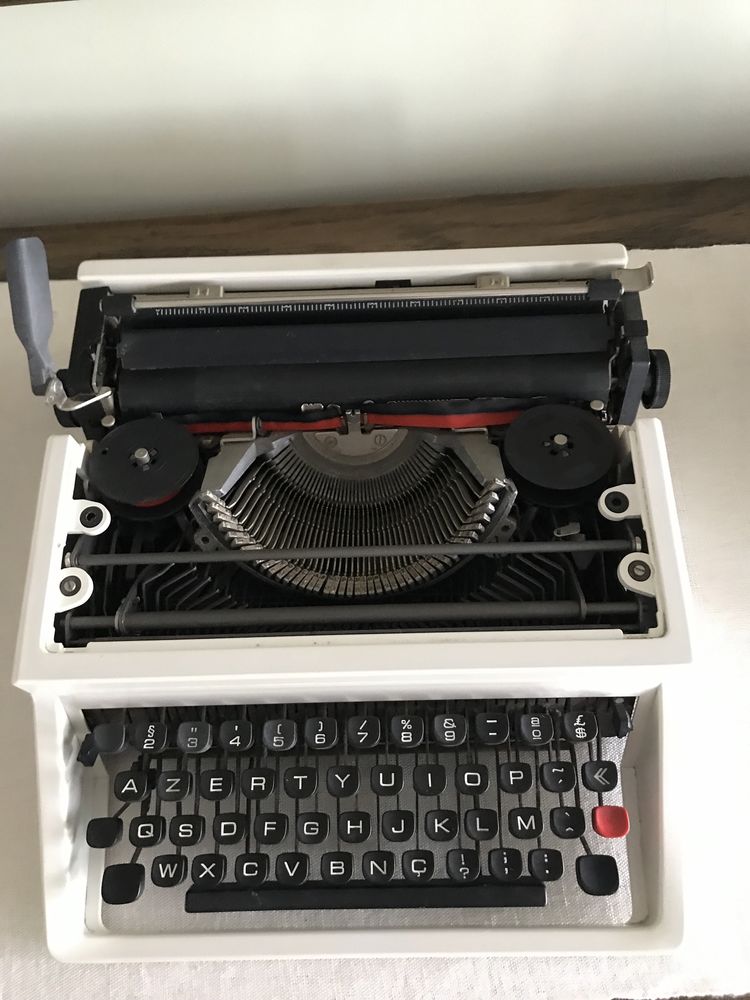 Maquina Escrever Olivetti T muito antiga em excelente estado