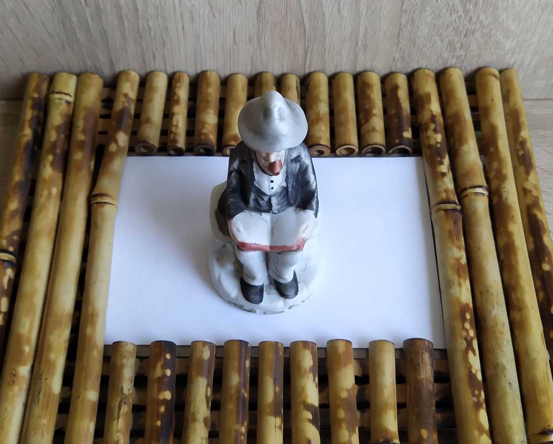 Porcelanowa figurka *Dziadek z książką*