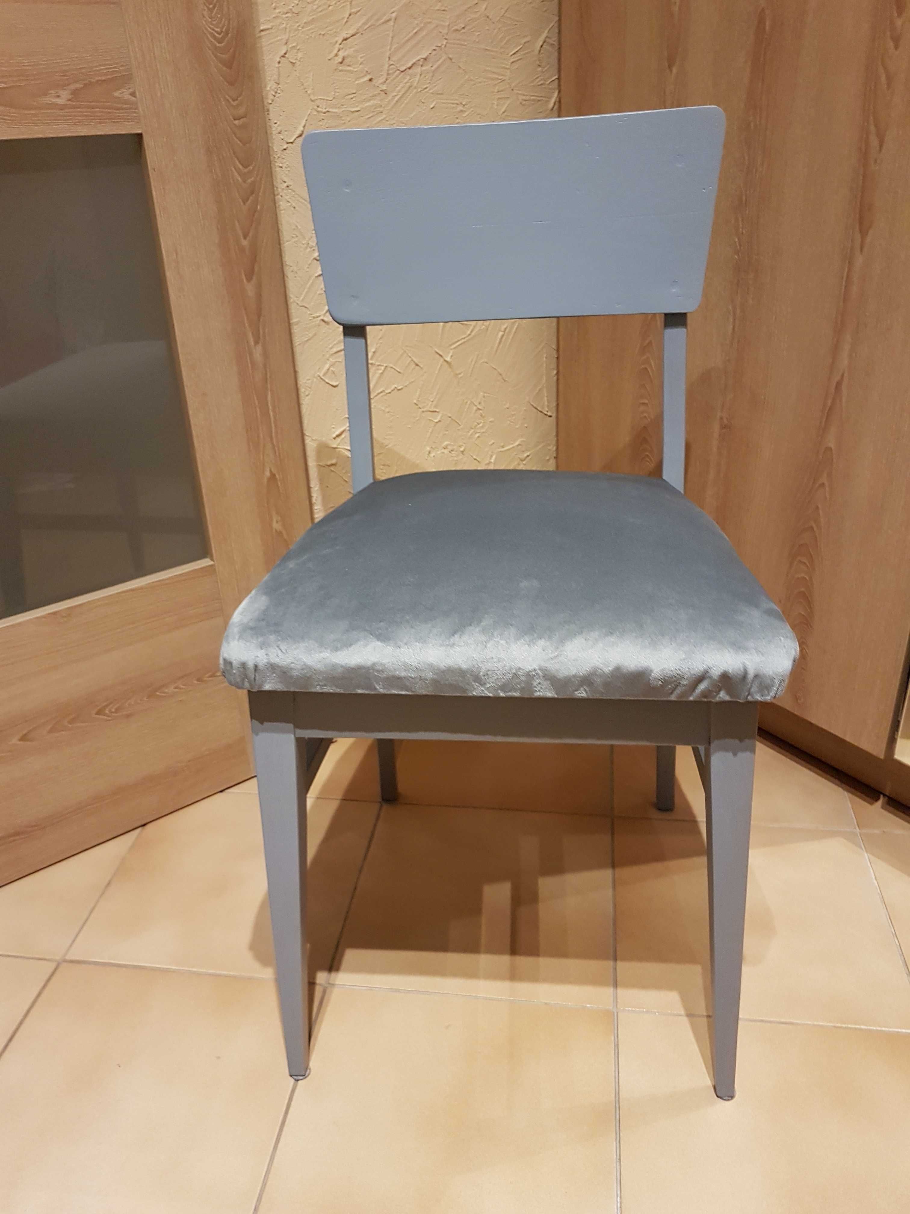 krzesła tapicerowane PRL świeżo po modernizacji.