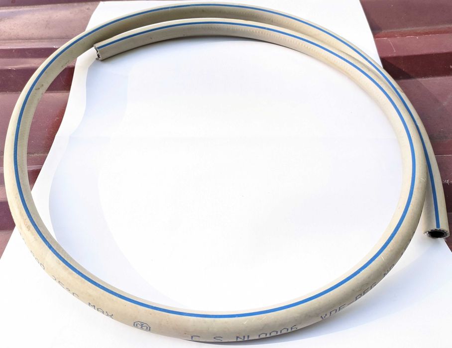 Пластиковый уголок,шланги и лейки для смесителя под шланг разные.