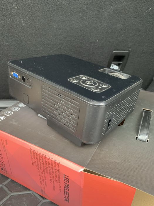 Продам LED проектор (новий / у відмінному стані)