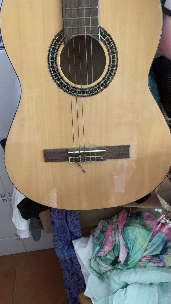 Viola com uma corda partida