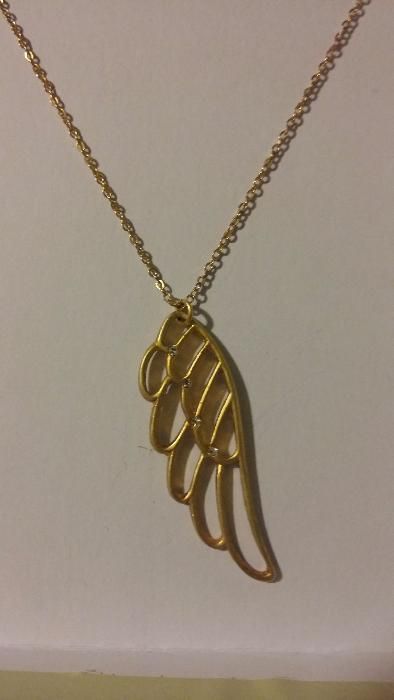 Złoty łańcuszek z wisiorkiem w kształcie skrzydła