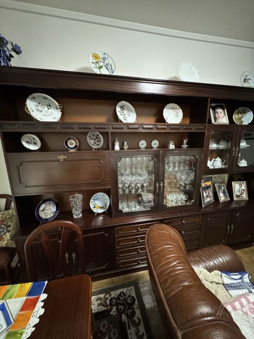 Moveis antigos, com cristaleira em bom estado.