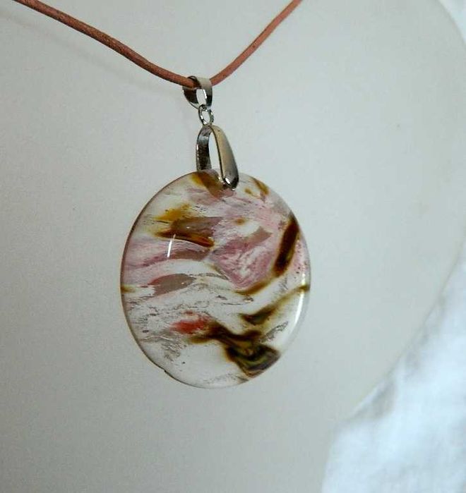 Złoto-różowy kryształ z duchem, duży okrągły wisior na rzemieniu