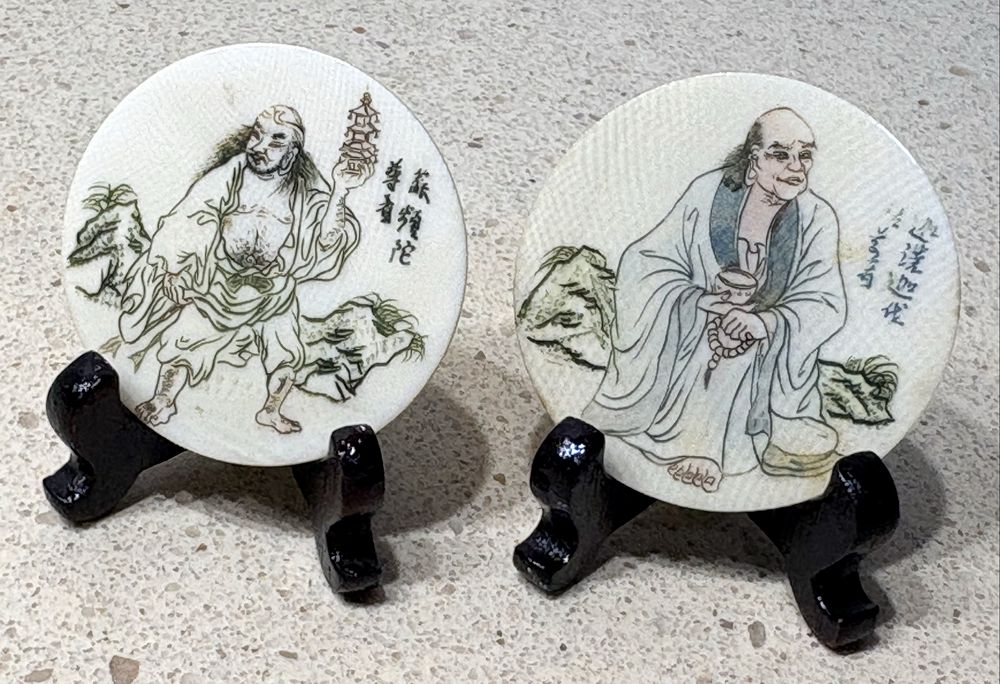 Preciosas antigas placas asiáticas esculpidas com suportes