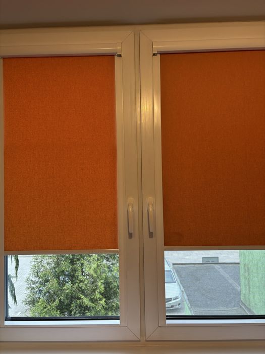 Rolety okienne zaciemniajace materiałowe z kasetą.