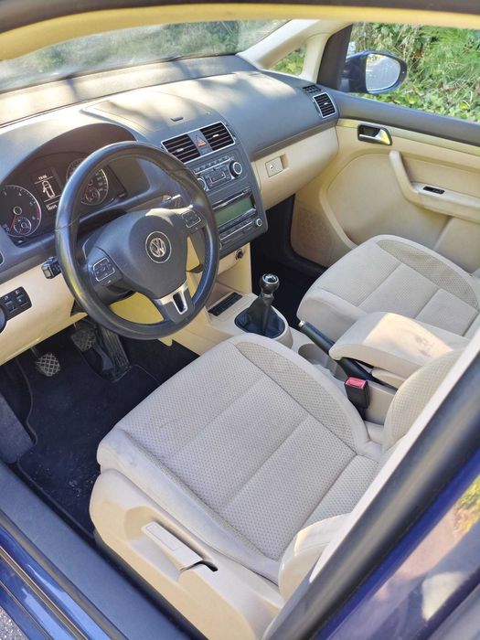 Volkswagen Touran 1.6 TDI (2011)  - Econômica e Espaçosa