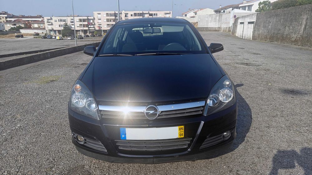 Vendo Opel Astra H 1.4L a Gasolina de 2005 em bom estado geral.