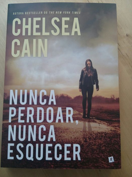 Livro "Nunca Perdoar, Nunca Esquecer"