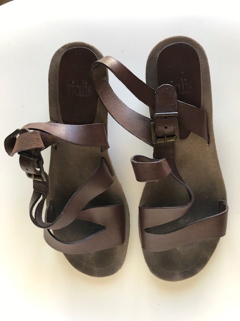 Sandálias muito práticas de couro e salto de madeira.