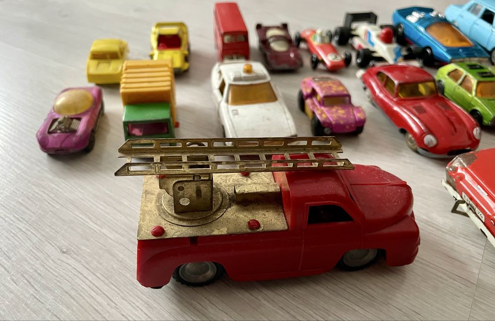 Zestaw starych resoraków/modeli aut m.in.Matchbox,Schuco.