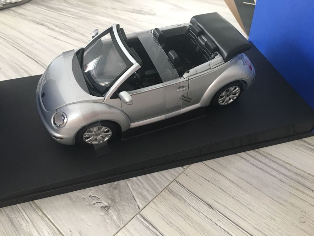 Model VW New Beetle cabriolet cabrio 1:18 Autoart srebrny garbus