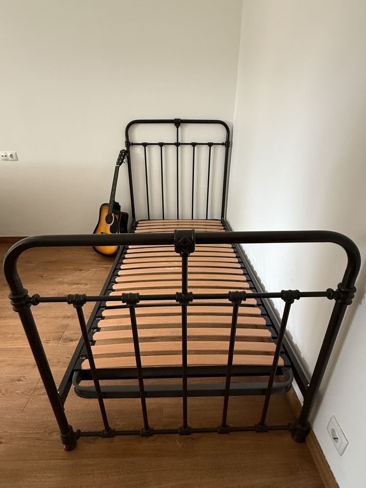 Cama antiga em ferro