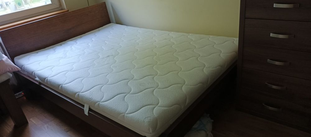 Nowe łóżko z nowym materacem 140/200 możliwa zamiana za małą sofe